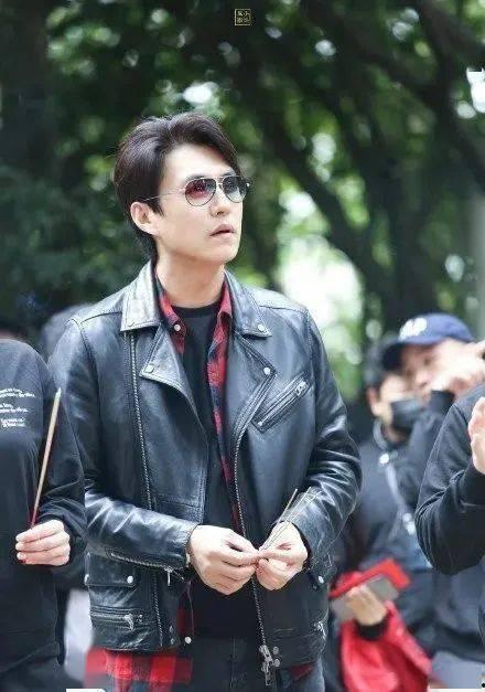 电影演员靳东简历,从影视新星到实力派演员的蜕变之路  第2张